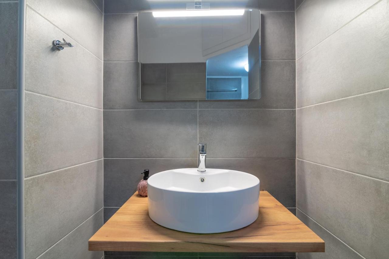 Modern Renovated Apt Next To The Beachfront Heraklion  ภายนอก รูปภาพ